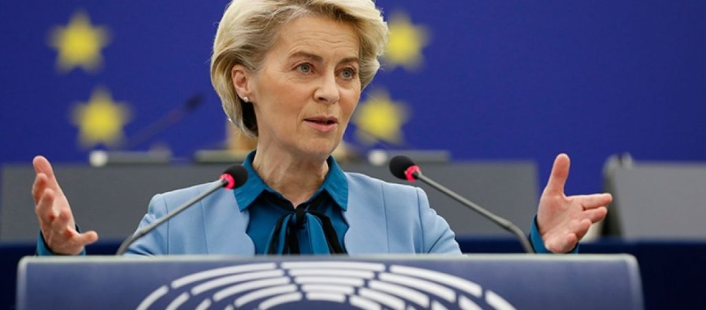 Ούρσουλα Φον ντερ Λάιεν: «Η Ρωσία θα αποκοπεί από τις διεθνείς χρηματαγορές αν εισβάλει στην Ουκρανία»