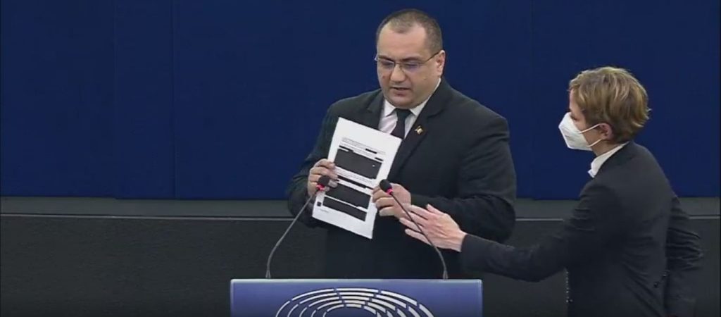 Ευρωβουλευτής έδειξε τις μυστικές συμφωνίες ΕΕ-«Big Pharma» για τα εμβόλια και του κατέβασαν τα χαρτιά! (βίντεο)