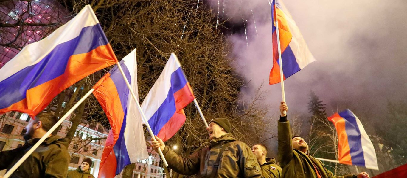 Ξέφρενοι πανηγυρισμοί σε Ντονιέτσκ και Λουγκάνσκ μετά την ανακοίνωση αναγνώρισης από τον Β.Πούτιν (βίντεο)