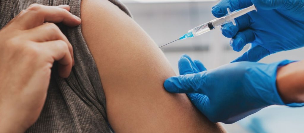 Ην.Βασίλειο: Ανακοινώθηκε η χορήγηση 4ης δόσης εμβολίου – Ποιους αφορά