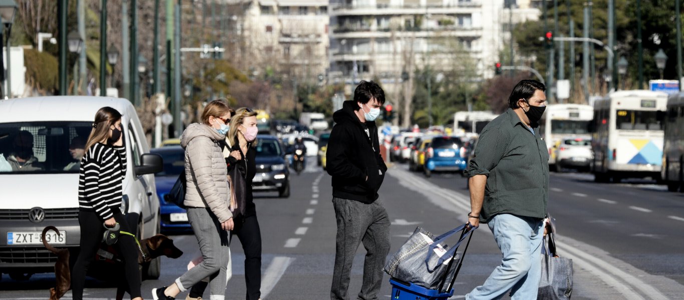 Οι τουρίστες έρχονται και οι μάσκες φεύγουν: Η κυβέρνηση εισηγήθηκε το τέλος της υποχρεωτικής μασκοφορίας