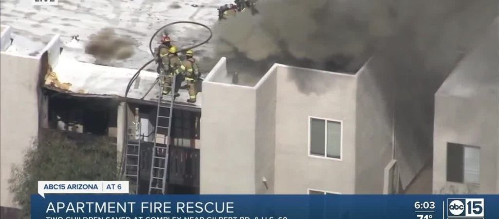 ΗΠΑ: Η στιγμή που άντρας απεγκλωβίζει δύο παιδιά από φλεγόμενο κτίριο (βίντεο)