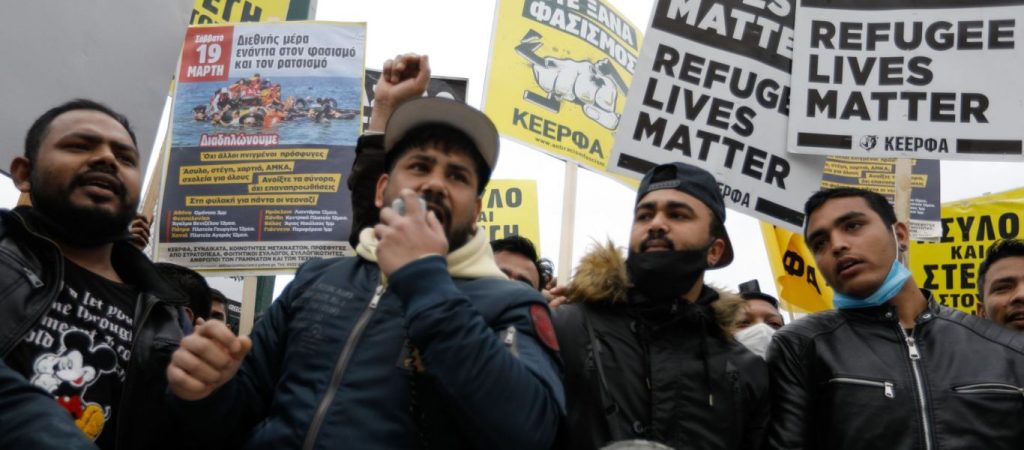 Κατάληψη στο Σύνταγμα από αλλοδαπούς: «Κάντε μας όλους νόμιμους – Δεν θέλουμε δουλειά αλλά επιδόματα και τα σπίτια σας»