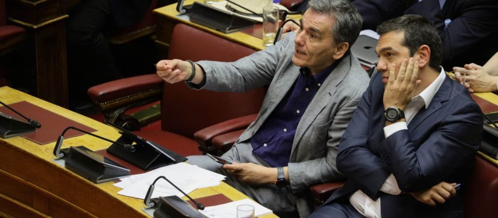 Τσακαλώστος για Τσίπρα: «Δεν έχει αστική μόρφωση – Ανασφαλής» – Απάντηση «προεδρικών»: «Αστός διανοούμενος ο Τσακαλώτος»