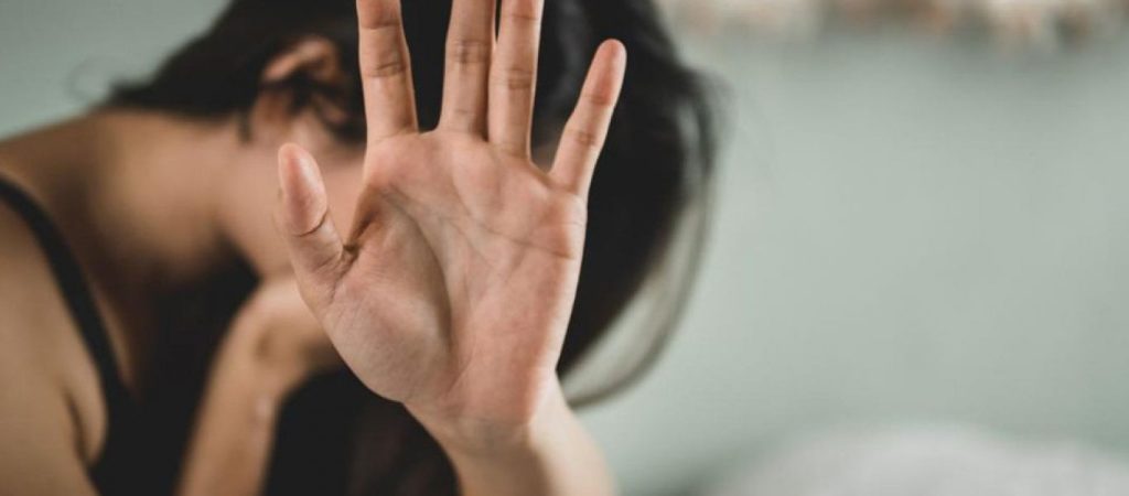 Ηράκλειο: Αναζητείται 23χρονος που ξυλοκόπησε άγρια την 34χρονη πρώην σύντροφό του μπροστά στο 6 μηνών μωρό της