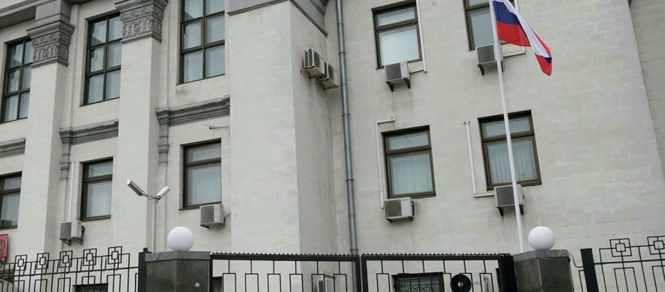 Η Ρωσία εκκενώνει την πρεσβεία της στην Ουκρανία: «Οι διπλωμάτες δέχονται απειλές»