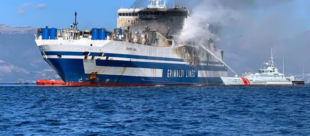 Euroferry Olympia: Η ΕΜΑΚ ζήτησε τη ρυμούλκηση του πλοίου – Δεν μπορούν να επιχειρήσουν