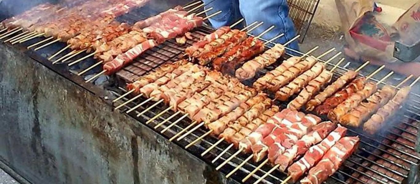 Τα έθιμα της Τσικνοπέμπτης σε διάφορα μέρη της Ελλάδας