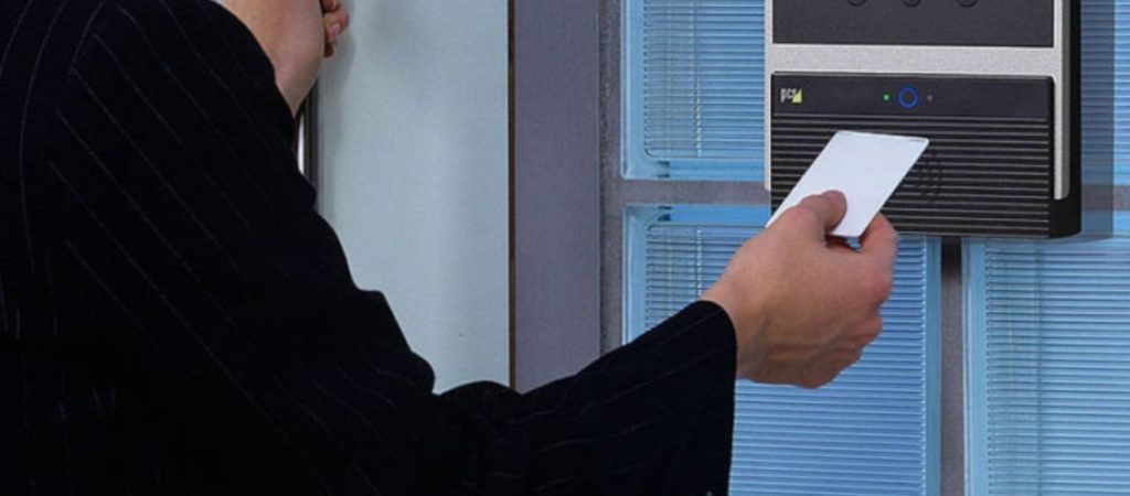 Ξεκίνησε η διαβούλευση του υπ. Εργασίας με στελέχη τραπεζών για την ψηφιακή κάρτα εργασίας