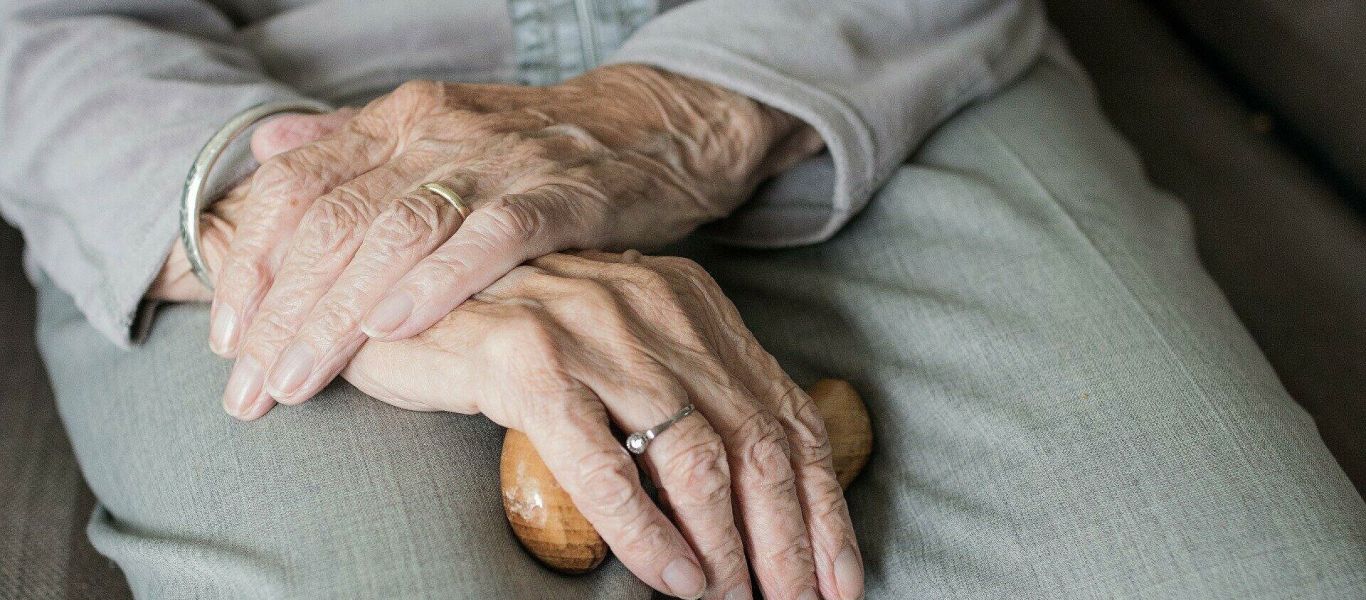 Καλαμάτα – Γιος ηλικιωμένης που πέθανε από τη στεναχώρια της: «Να πάρει η τράπεζα τα κλειδιά από το μνήμα»