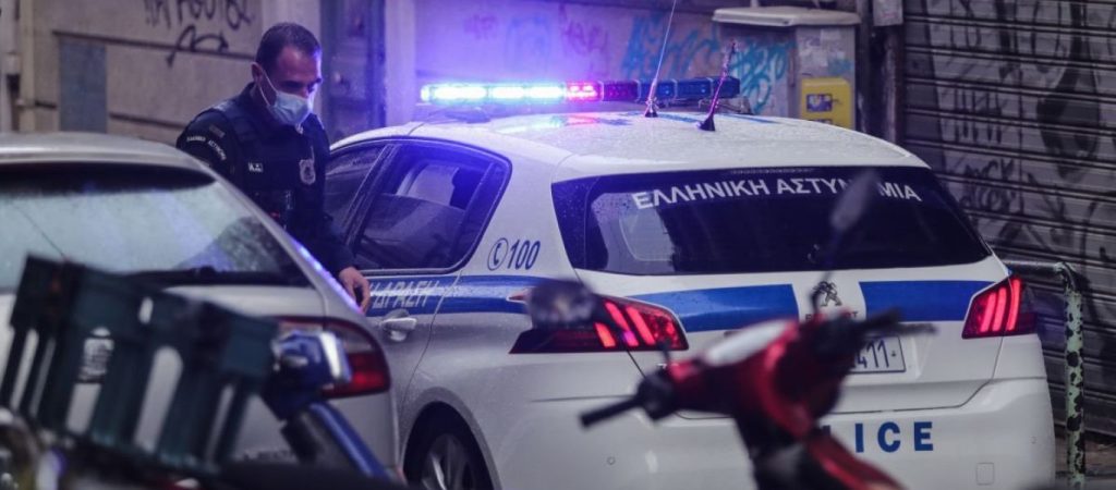 Εξάρχεια: Ένταση μεταξύ δυνάμεων των ΜΑΤ και ενός αρχιμανδρίτη – Του πέρασαν χειροπέδες