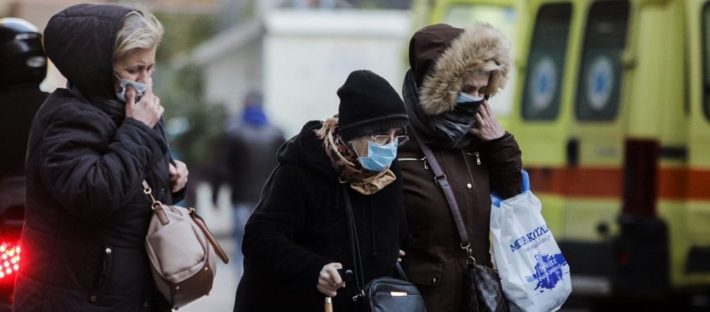 Είναι απίστευτοι: Όλη η Ευρώπη καταργεί τους περιορισμούς και εδώ συνεχίζεται η χρήση μάσκας στους εξωτερικούς χώρους