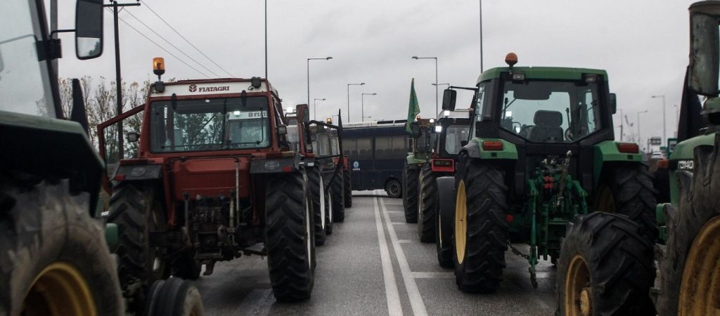 Τρίκαλα: Αγανακτισμένοι αγρότες έκαψαν στη ΔΕΗ λογαριασμούς ρεύματος (βίντεο)