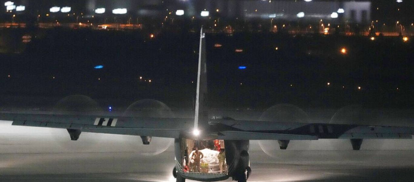 Η Ρωσία κλείνει τμήμα του εναέριου χώρου κοντά στα σύνορα και η Ουκρανία αεροδρόμια σε τρεις πόλεις