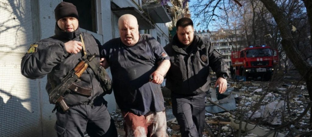 Ουκρανία: Στις φλόγες μεγάλο συγκρότημα κατοικιών έπειτα από αεροπορική επίθεση (βίντεο)