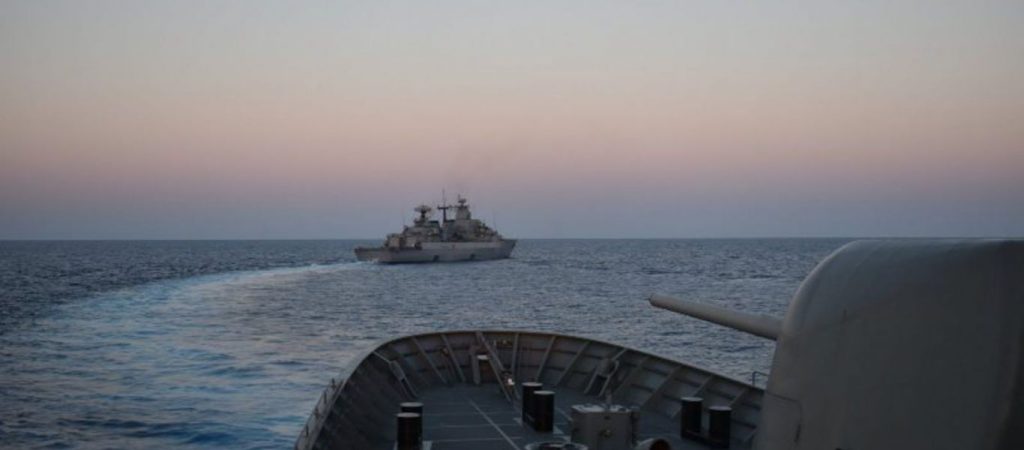 Τουρκικό εμπορικό πλοίο χτυπήθηκε από οβίδα ανοιχτά της Οδησσού (φώτο)