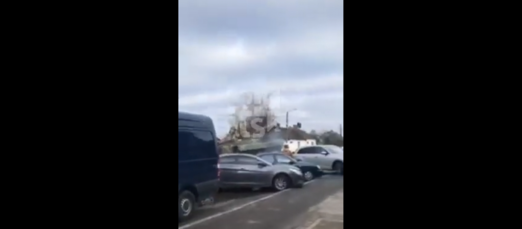 Βίντεο: Τανκ περνάει πάνω από αυτοκίνητα στην Ουκρανία