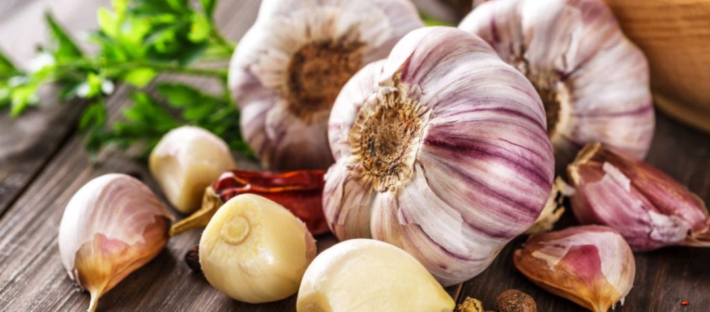 Σκόρδο: Ο ιδανικός τρόπος κατανάλωσής του για τη μείωση της χοληστερίνης