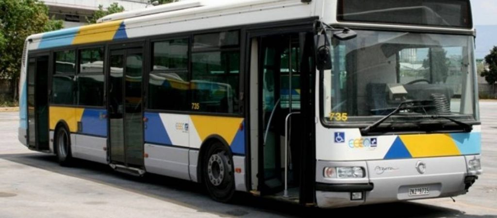 Αναστάτωση στην Πανεπιστημίου: Το «608» άρχισε να βγάζει καπνούς – Οι επιβάτες αποβιβάστηκαν με ασφάλεια