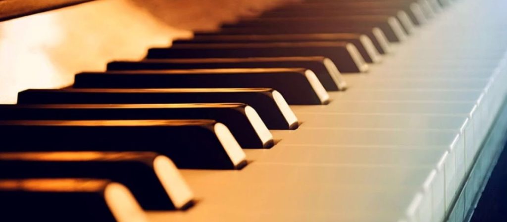 Συγκινεί το νεαρό αγόρι που παίζει πιάνο σε ξενοδοχείο του Χάρκοβο εν μέσω πολέμου (βίντεο)