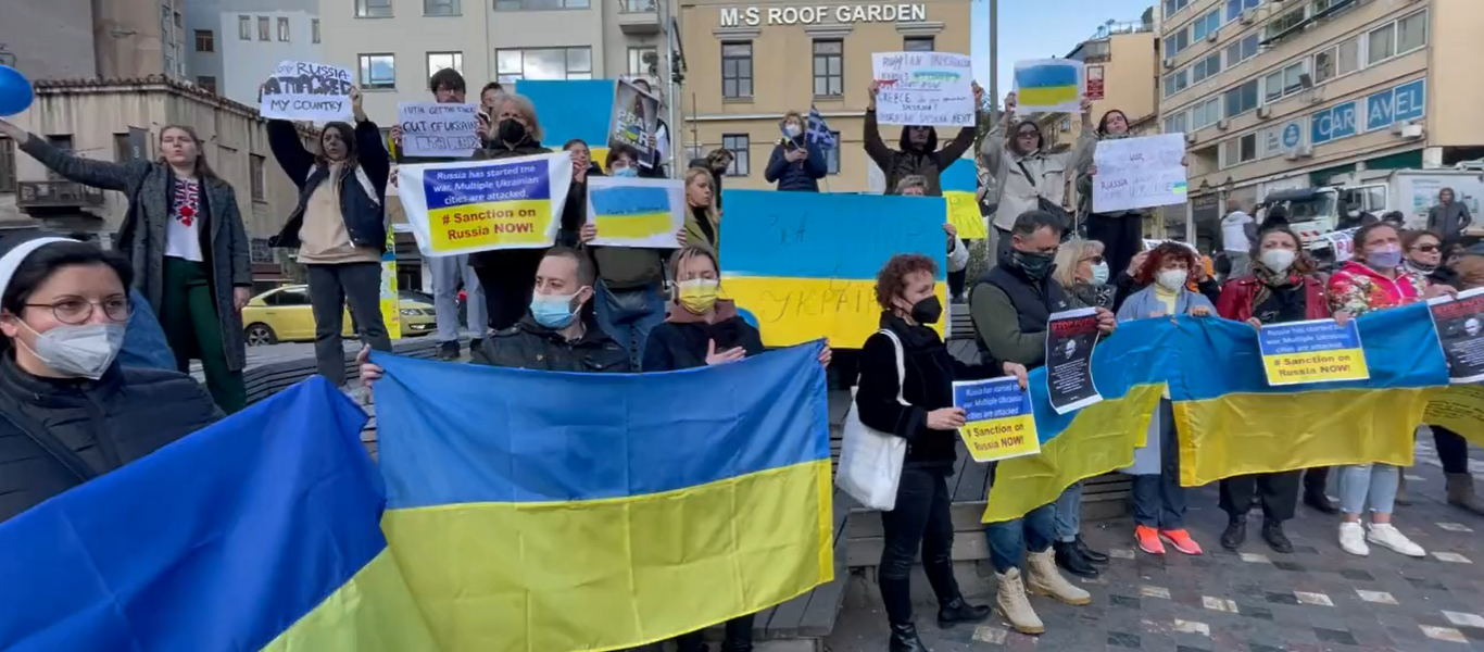 Επέμβαση Ρωσίας στην Ουκρανία: Σε εξέλιξη συγκέντρωση Ουκρανών στο Μοναστηράκι – «Πούτιν φύγε» (βίντεο)