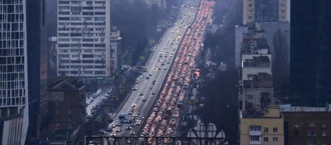 Κίεβο: Ατελείωτες ουρές στα βενζινάδικα για καύσιμα (βίντεο)