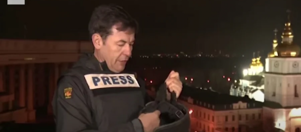 Ουκρανία: Ανταποκριτής σταματά τη live μετάδοση για να βάλει κράνος & αλεξίσφαιρο (βίντεο)