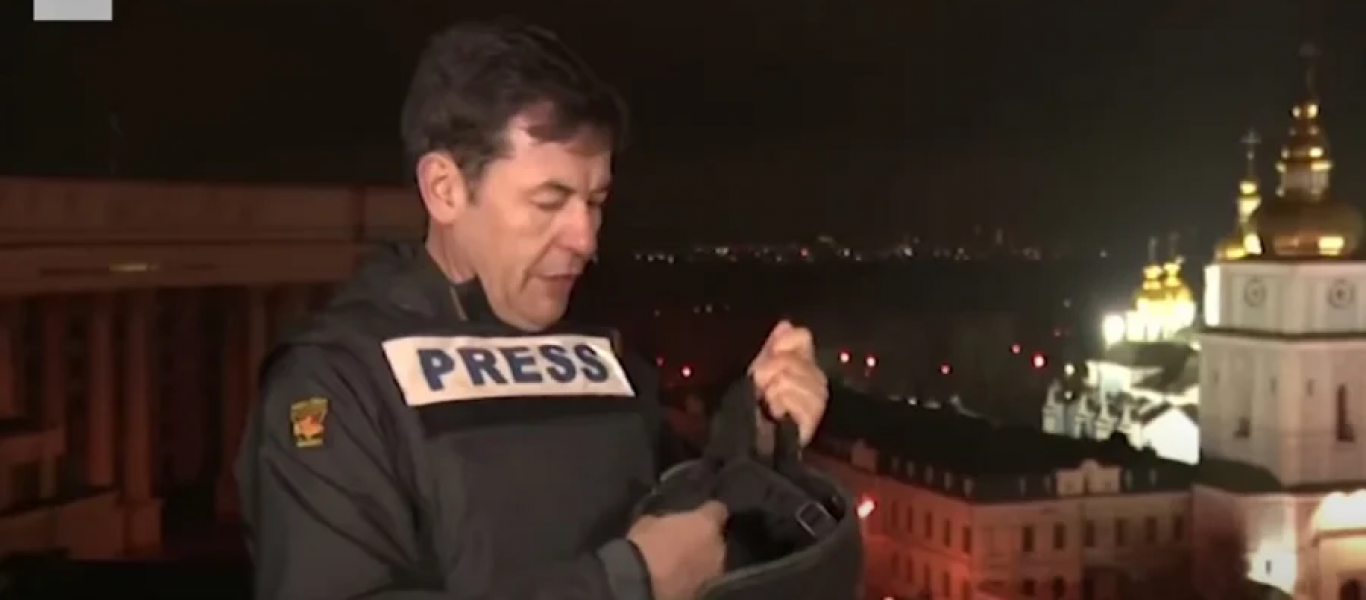 Ουκρανία: Ανταποκριτής σταματά τη live μετάδοση για να βάλει κράνος & αλεξίσφαιρο (βίντεο)