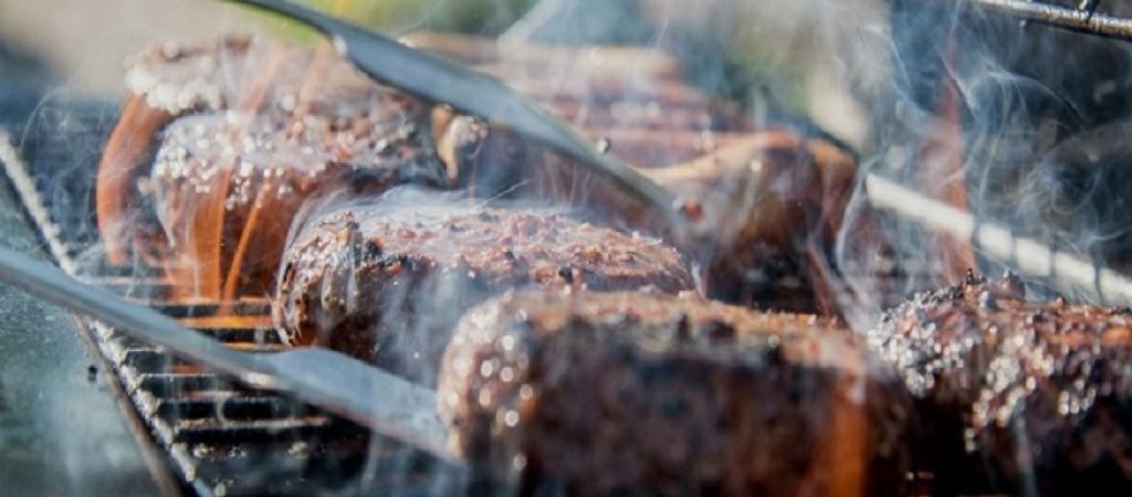 Τσικνοπέμπτη: Ποια κομμάτια από κρέας στα κάρβουνα μπορεί να είναι καρκινογόνα