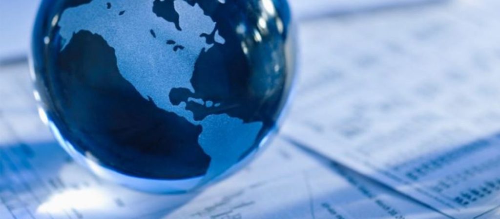 Το πετρέλαιο ξεπερνά τα 100 δολάρια, αυξάνονται οι τιμές αερίου, σιτηρών και μετάλλων