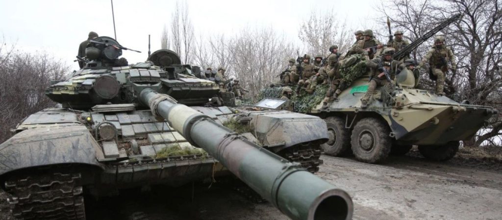 Προελαύνει στο Κίεβο ο «ρωσικός οδοστρωτήρας»: Ελάχιστα χλμ. από το κέντρο – Ανατινάζουν γέφυρες οι Ουκρανοί (upd)