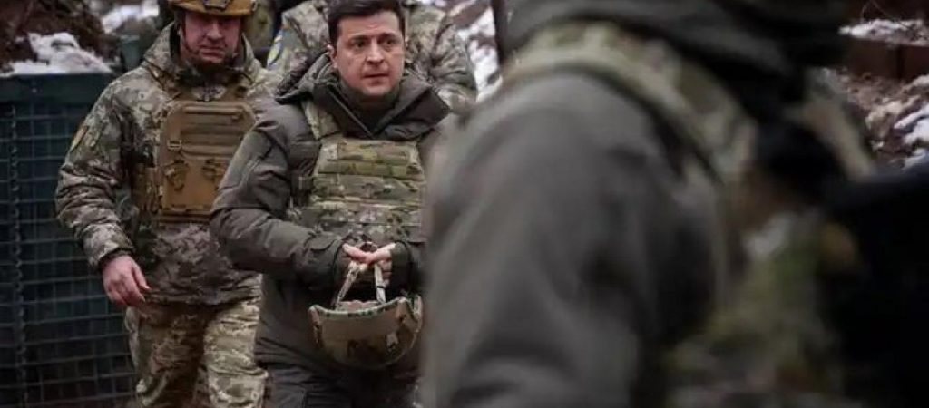 Nα που είναι ο Ζελένσκι: Προπαγανδιστικές φωτογραφίες που τον δείχνουν να «πολεμάει» στο μέτωπο