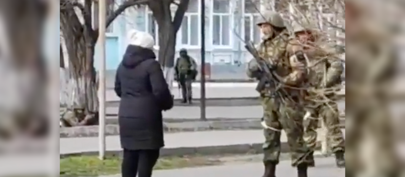 Ουκρανία: Το βίντεο με τη γιαγιά και τον Ρώσο στρατιώτη που έγινε viral – «Τι κάνεις εδώ;»
