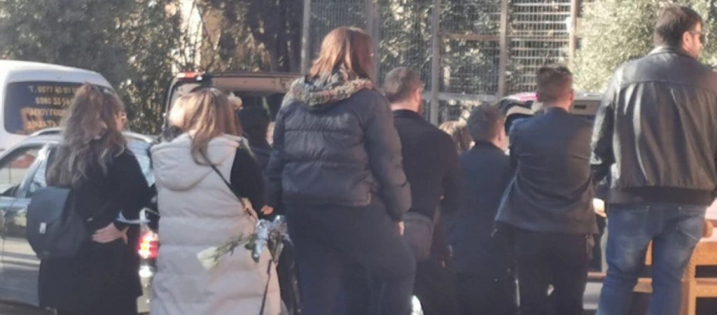 Θρήνος στην κηδεία της μητέρας και των δύο της παιδιών που κάηκαν στο σπίτι τους