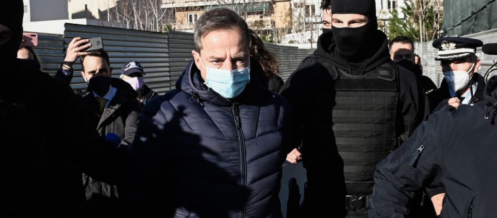 Στο δικαστήριο με χειροπέδες ο Δ.Λιγνάδης –  Καταθέτει ο πρώτος άνδρας που τον κατήγγειλε για σεξουαλική κακοποίηση