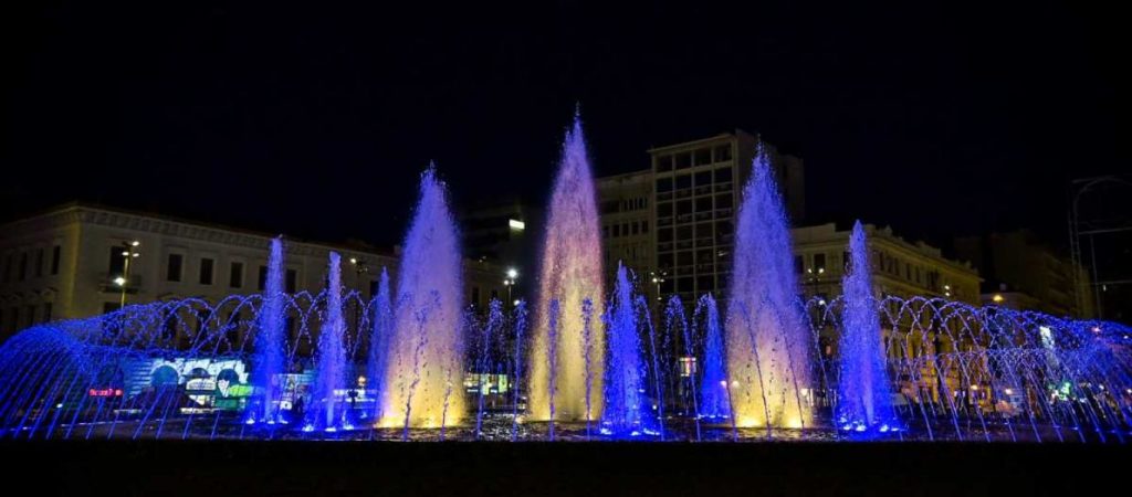 Στα χρώματα της ουκρανικής σημαίας το σιντριβάνι της Ομονοίας (φώτο)