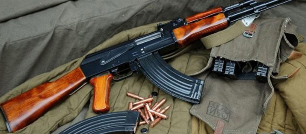 20.000 ΑΚ-47 Καλάσνικοφ μοίρασε το καθεστώς στο Κίεβο – Αποτέλεσμα: Kατακόρυφη αύξηση των ληστειών!