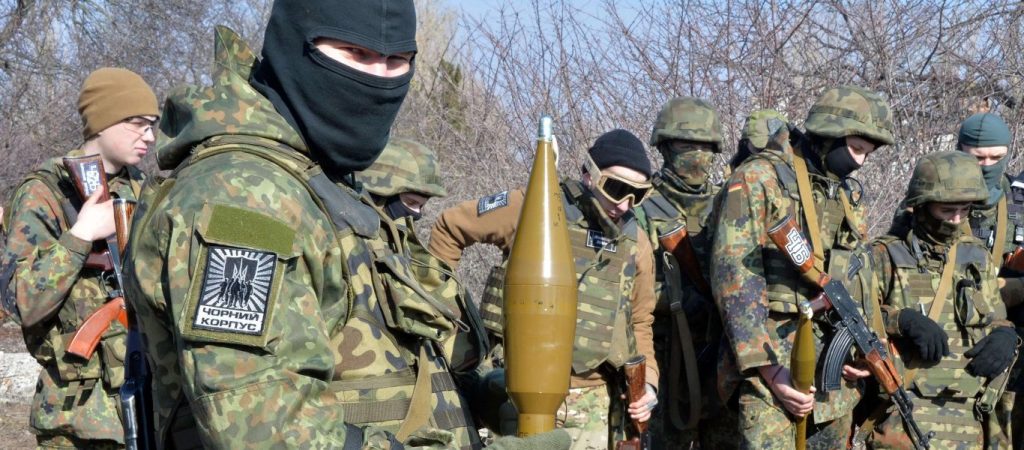 Βίντεο-σοκ: Ουκρανικές παραστρατιωτικές ομάδες δολοφονούν πολίτες που εγκαταλείπουν  την Μαριούπολη!