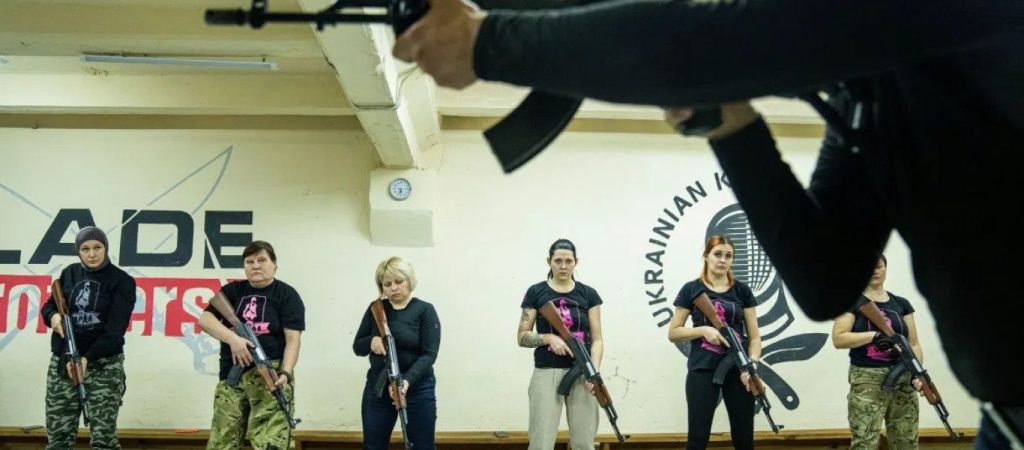 Ρωσικό υπ. Άμυνας: «Το Κίεβο εξοπλίζει ανεξέλεγκτα αμάχους – Θα υπάρξουν αθώα θύματα»