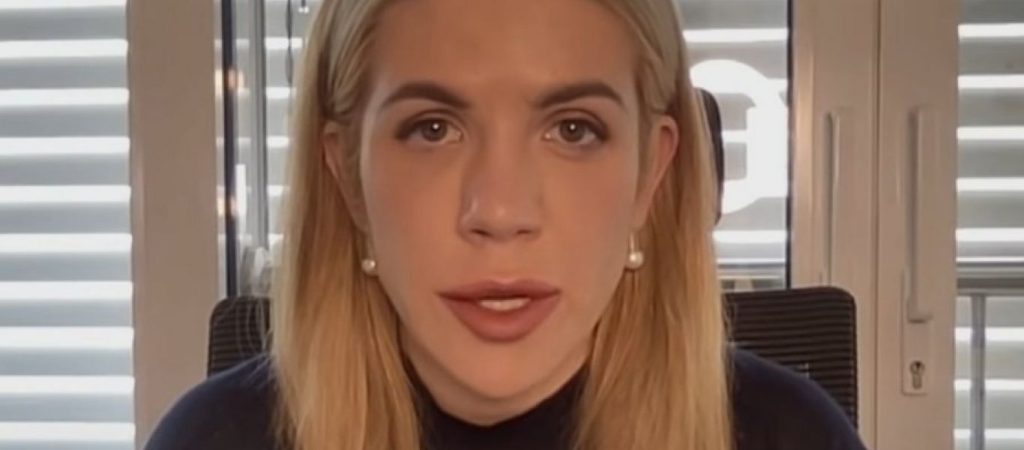 Ουκρανή βουλευτής ανέβασε φωτογραφία που κρατά το καλάσνικοφ στα χέρια – «Προετοιμάζομαι να πάρω τα όπλα»