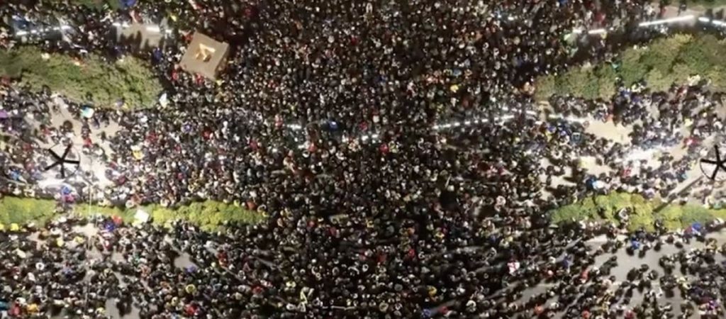 Γεωργία: Χιλιάδες πολίτες διαδήλωσαν ως κίνηση συμπαράστασης στην Ουκρανία (βίντεο)