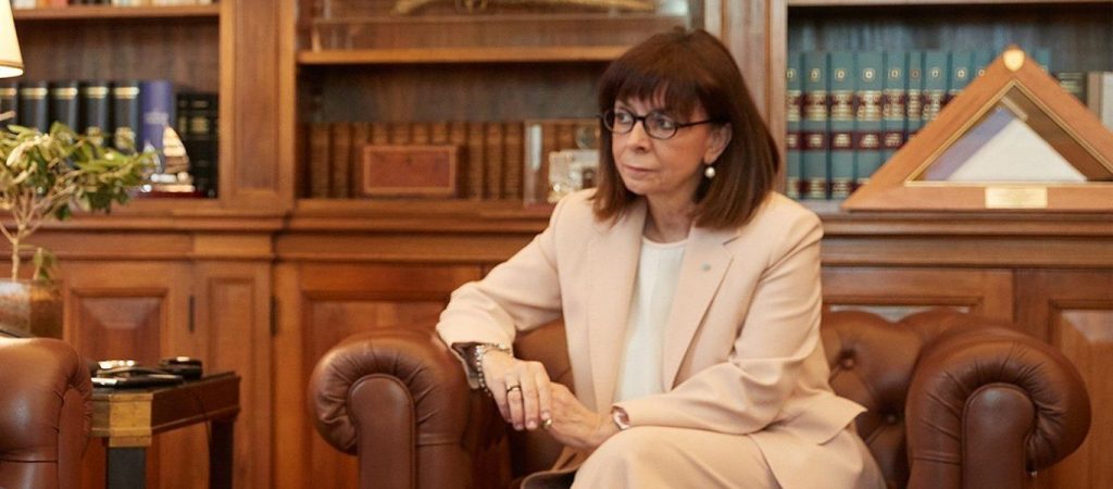 Κ.Σακελλαροπούλου για επέμβαση Ρωσίας στην Ουκρανία: «Κινδυνεύει να γυρίσει την ανθρωπότητα δεκαετίες πίσω»