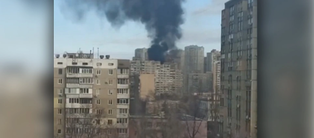 Ουκρανία: Σε ρωσικό κλοιό το Κίεβο – Χτύπησαν πολυκατοικία σε προάστιο – Μία νεκρή (βίντεο)