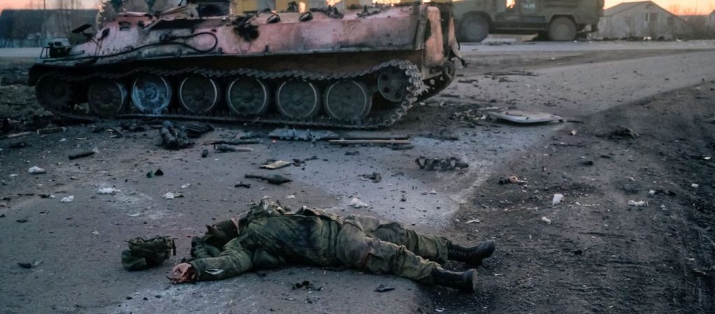 Επέμβαση στην Ουκρανία: Ουκρανοί προσπαθούν να σταματήσουν τανκ με το σώμα τους (βίντεο)