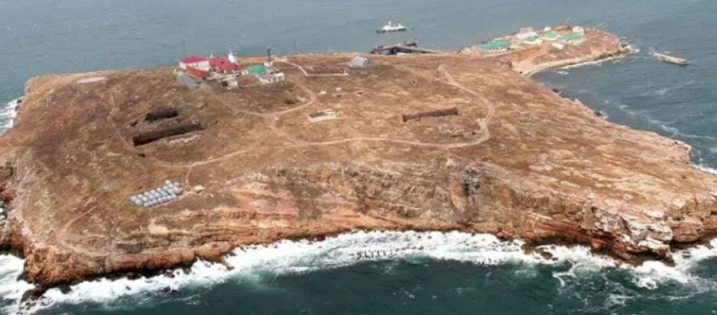 Οι «13 ήρωες» κατά τον Β.Ζελένσκι στο «φιδονήσι» μπορεί και να είναι τώρα ζωντανοί – Τι αναφέρει πλέον το ουκρανικό ΥΠΑΜ