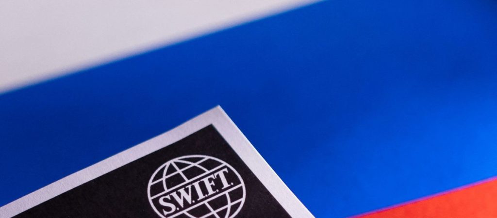 Κινέζος αναλυτής: «Η Ρωσία θα ξεπεράσει την αποσύνδεση από το SWIFT – Η Δύση θα αντέξει;»