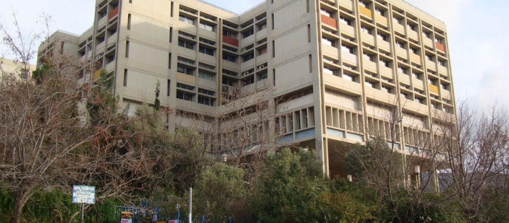 Πανεπιστημιούπολη Ζωγράφου: Αυτοκίνητο που «λύθηκε» από το χειρόφρενο «κρεμάστηκε» από γέφυρα