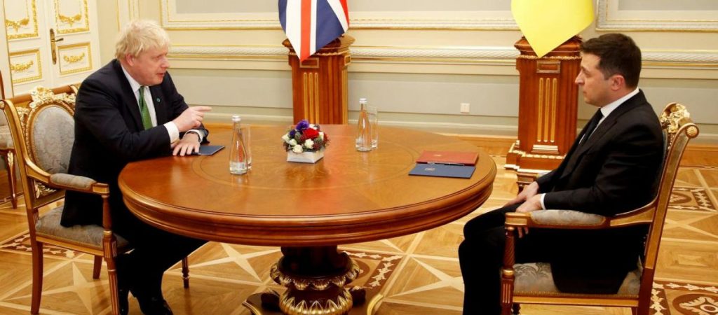 Επικοινωνία Β.Ζελένσκι-Μ.Τζόνσον: «Οι επόμενες 24 ώρες θα είναι κρίσιμες για την Ουκρανία»