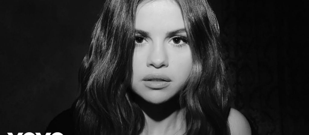 Viral έγινε η τούμπα της Σελένα Γκομέζ – Έδωσε το βραβείο… ξυπόλυτη (βίντεο)