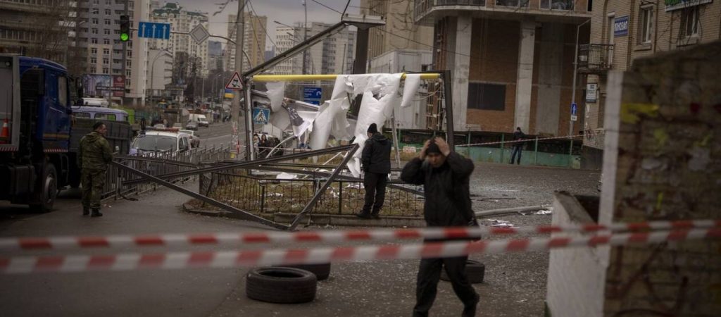 Επέμβαση στην Ουκρανία: Τουλάχιστον 11 νεκροί & δεκάδες τραυματίες από τους βομβαρδισμούς στο Χάρκοβο